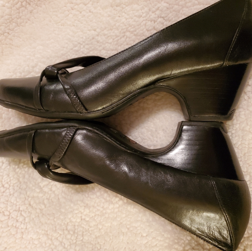 Clark's women's black pumps,  size 11M. - Picture 8 of 8